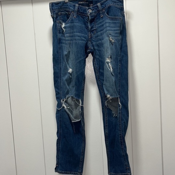 Hollister Size 3 Ultra Low Rise Boyfriend Jeans W 26 Soft Distressed Button Fly. - Picture 1 of 5